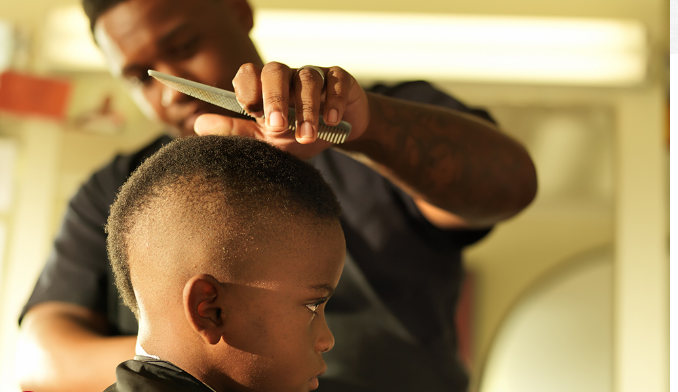cortar o cabelo de criança