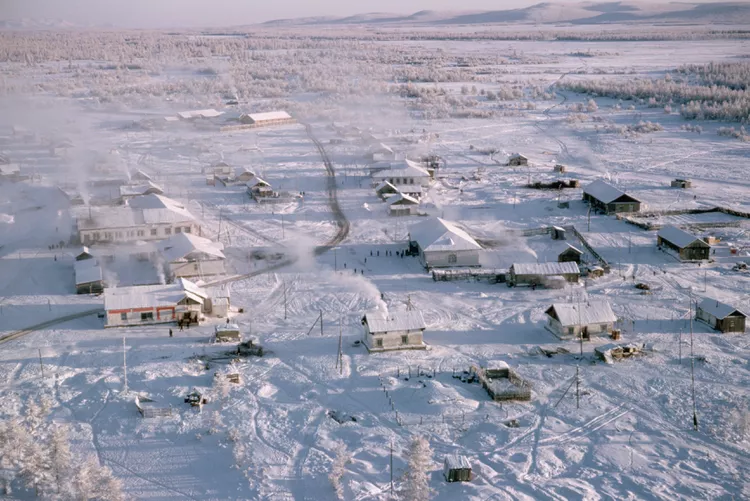 Das cidades ao norte do Círculo Polar Ártico aos severos Polos do Frio, alguns dos lugares mais gelados do mundo são onde milhões de pessoas extremamente